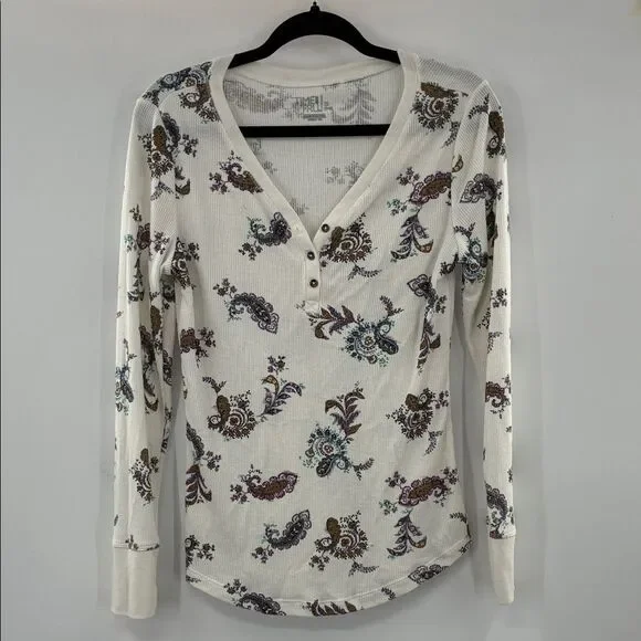 3For$20 Time and Tru Cream Floral Long Sleeve Henley size: M - Picture 1 of 4
